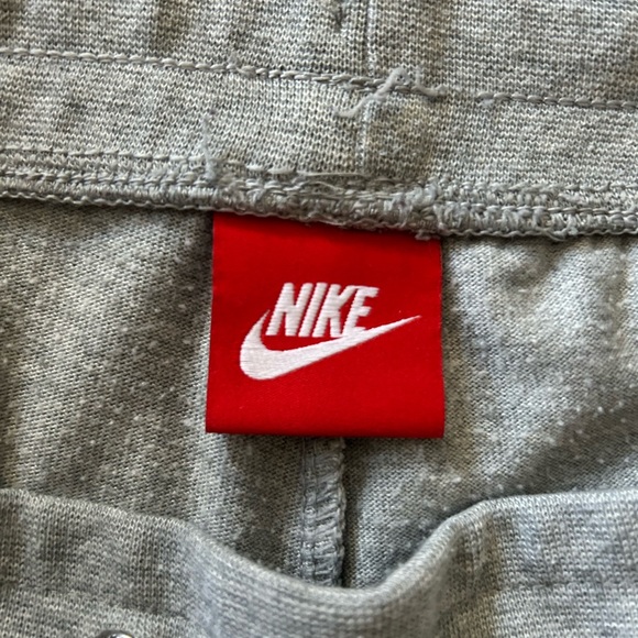 NIKE Youth Joggers. - Picture 3 of 3